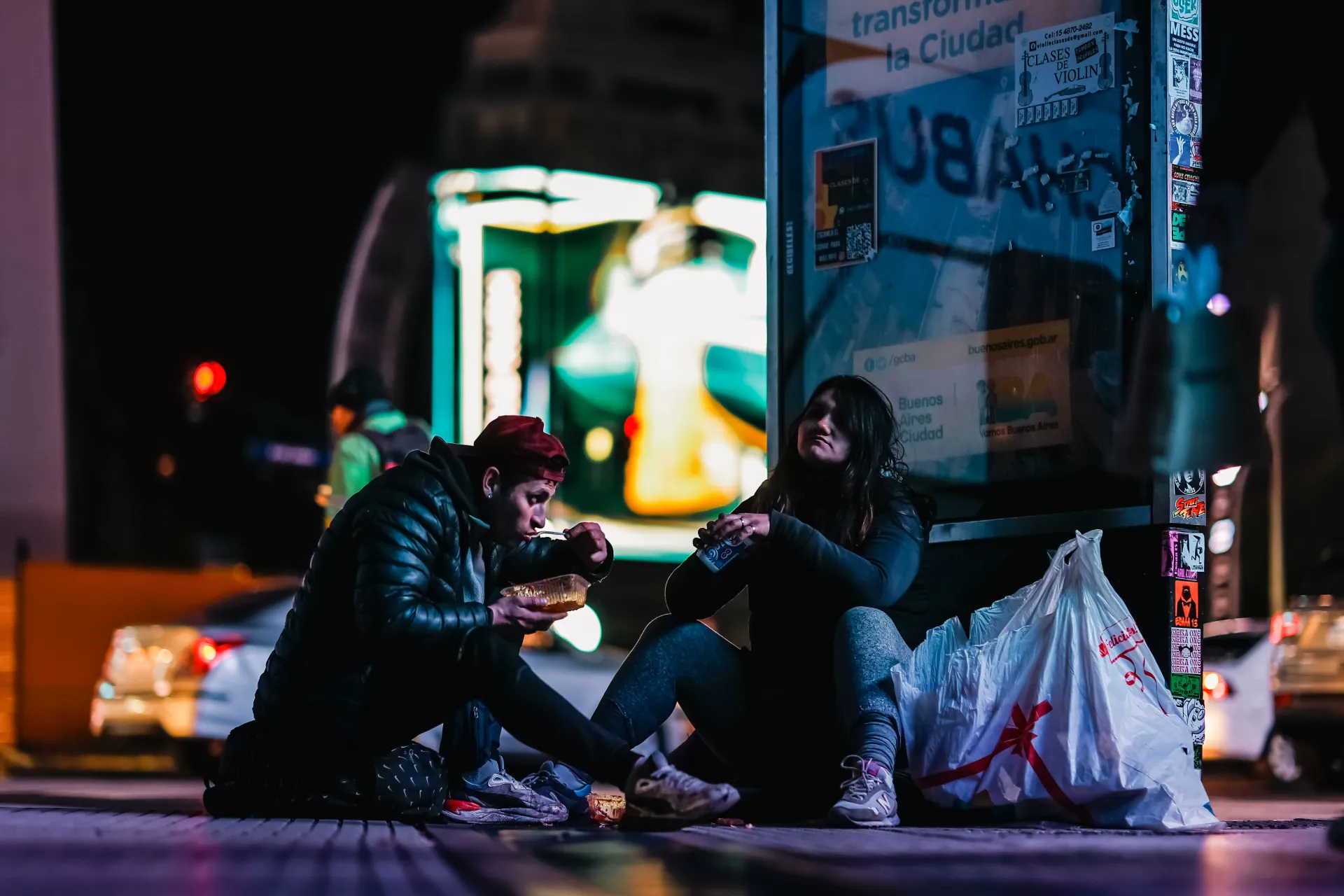 Habitantes de calle reciben alimentos frente al obelisco este viernes, en Buenos Aires (Argentina). EFE/ Juan Ignacio Roncoroni