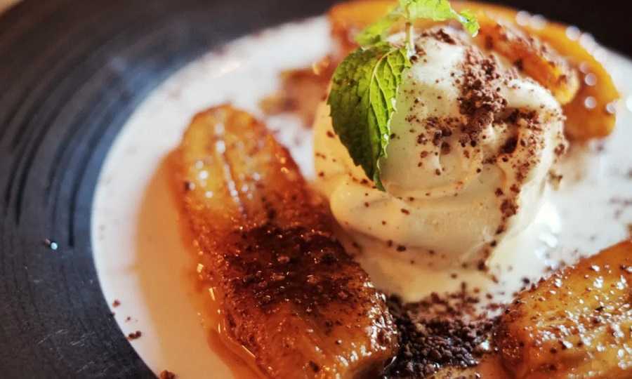 Cambur flameado con helado de vainilla: así se prepara este postre