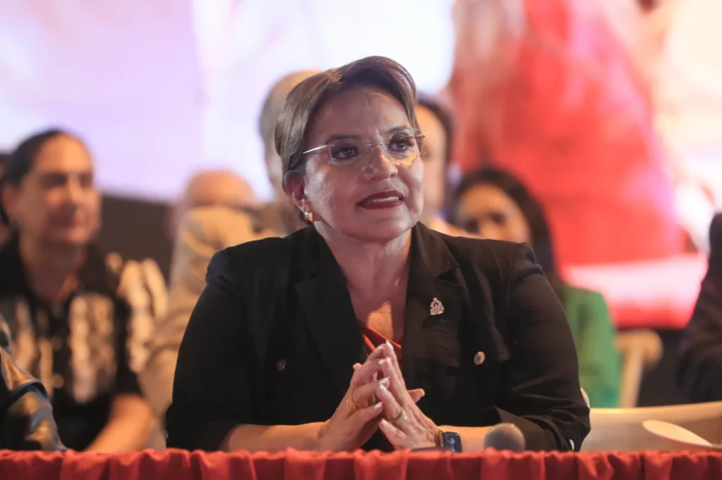 Fotografía de archivo de la presidenta de Honduras, Xiomara Castro, durante un acto por el aniversario 15 del golpe de Estado en Honduras, en Tegucigalpa (Honduras). EFE/Gustavo Amador