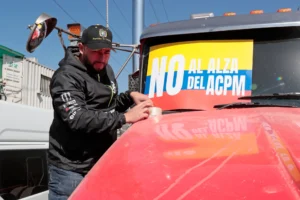 Camioneros participan en una manifestación contra el aumento del precio del diésel en Bogotá (Colombia). EFE/Carlos Ortega