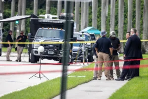 Agentes investigadores recorren el club de golf en Palm Beach propiedad de Trump, Florida, EE.UU., el 16 de septiembre de 2024. EFE/EPA/Cristóbal Herrera-Ulashkevich