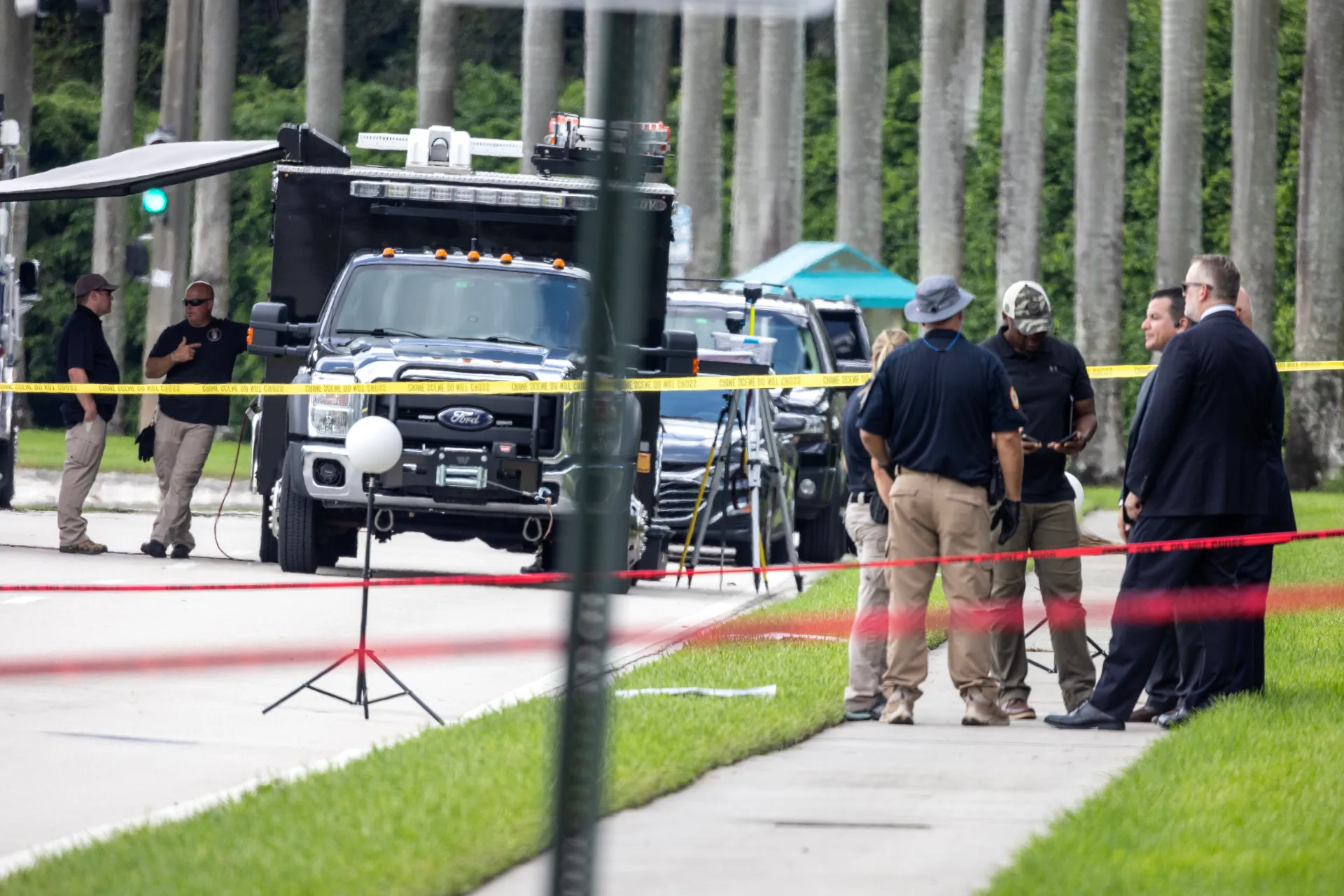 Agentes investigadores recorren el club de golf en Palm Beach propiedad de Trump, Florida, EE.UU., el 16 de septiembre de 2024. EFE/EPA/Cristóbal Herrera-Ulashkevich