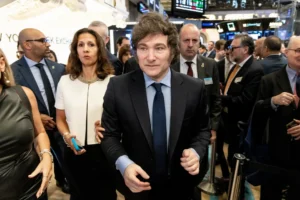 El presidente argentino Javier Milei (c) con el presidente de la Bolsa de Nueva York, Lynn Martin (2i), durante su visita a la Bolsa de Nueva York (NYSE) para tocar la campana de apertura. EFE/Justin Lane