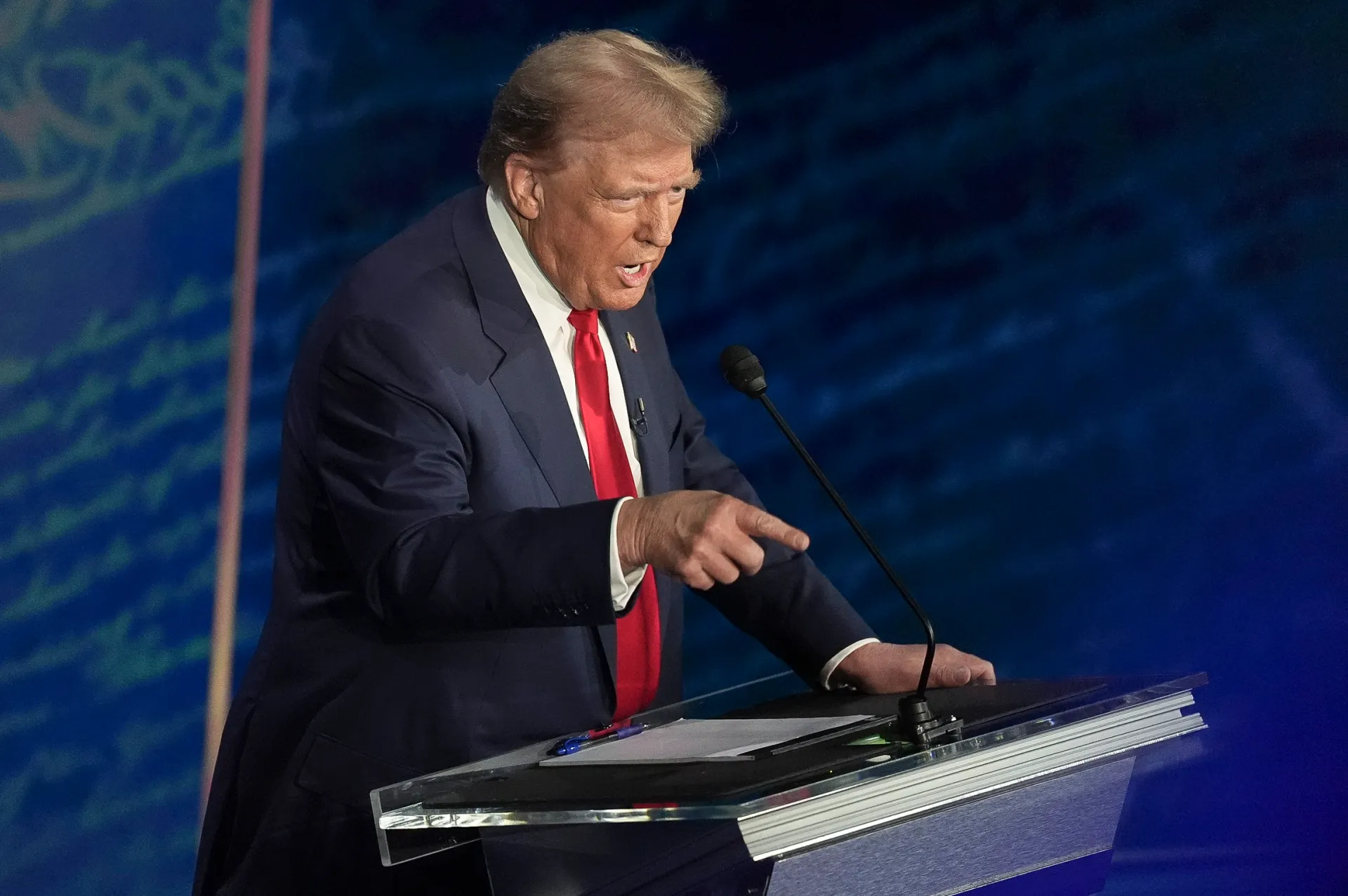 El candidato republicano Donald J. Trump durante el debate organizado por ABC News. EFE/Demetrius Freeman / POOL