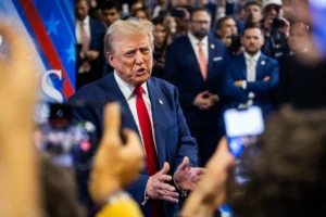 El candidato presidencial republicano y expresidente estadounidense Donald Trump habla con miembros de los medios de comunicación tras su debate presidencial con la vicepresidenta Kamala Harris en Filadelfia, Pensilvania (EE.UU.). EFE/Jim Lo Scalzo