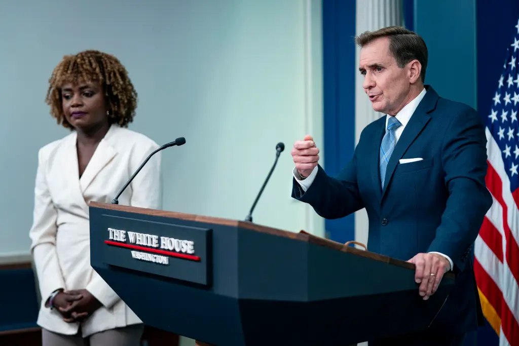 La secretaria de prensa de la Casa Blanca, Karine Jean-Pierre (i), y el portavoz de Seguridad Nacional de la Casa Blanca, John Kirby (d), hablan durante la rueda de prensa diaria en Casa Blanca en Washington, EE.UU., el 18 de septiembre de 2024. EFE/EPA/Bonnie Cash/Pool