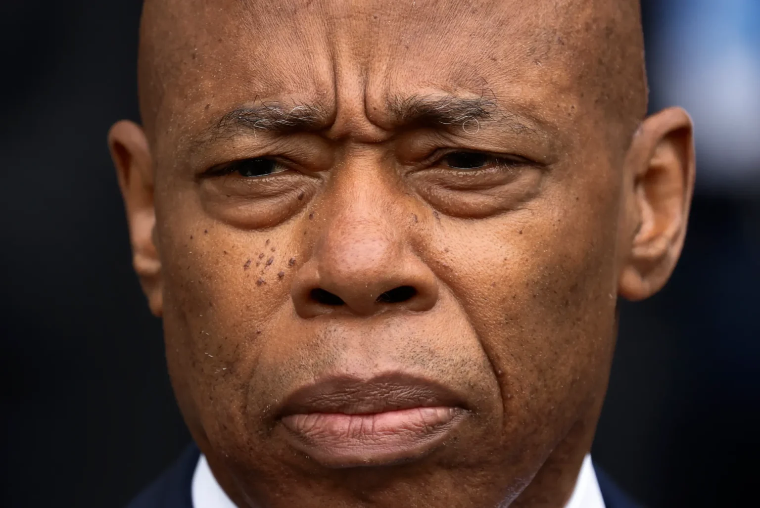 El alcalde de Nueva York, Eric Adams, sale del tribunal federal, el 27 de septiembre de 2024. EFE/EPA/Peter Foley