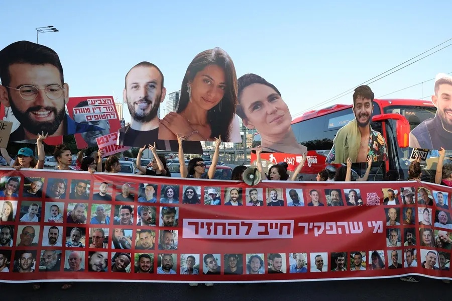 Familias de los rehenes israelíes retenidos por Hamas en Gaza bloquean la carretera principal de Ayalon en Tel Aviv, Israel. EFE/EPA/ABIR SULTAN