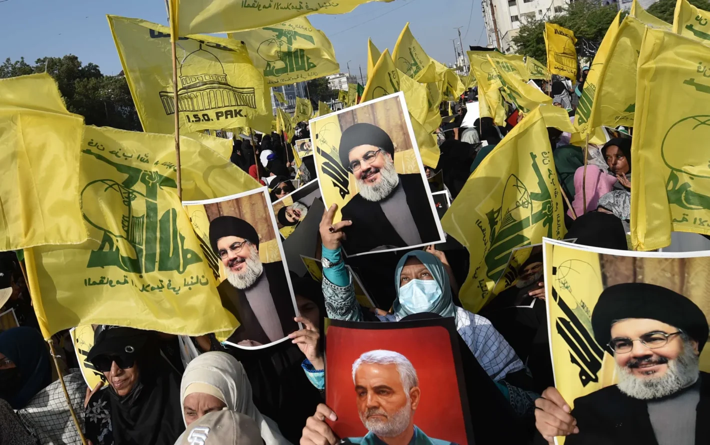 Simpatizantes chiítas se manifiestan para protestar por el asesinato del líder de Hizbulá, Hasán Nasrala, en Karachi (Pakistán). EFE/Shahzaib Akber