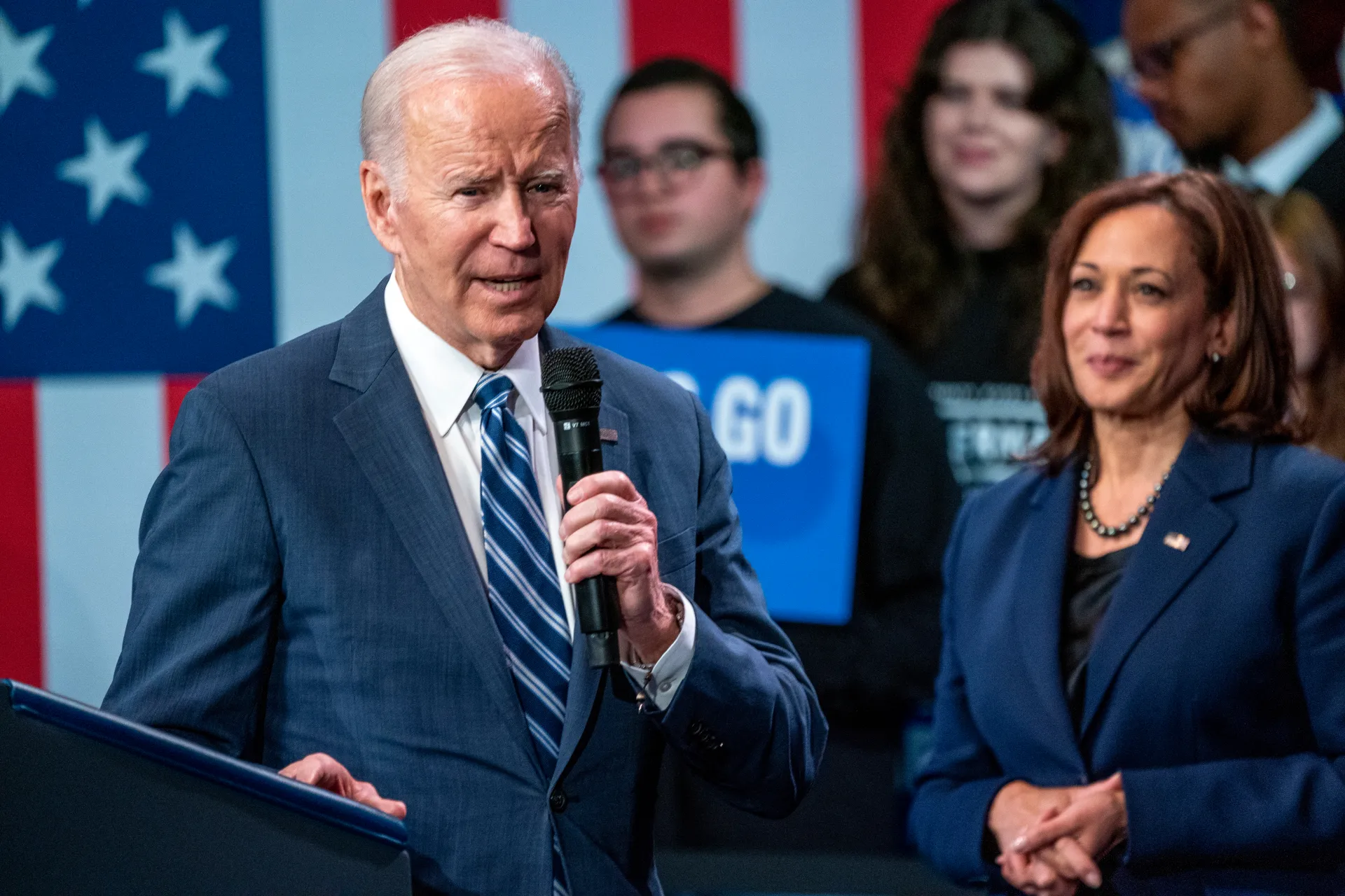 El presidente de EE.UU., Joe Biden (i), junto a la vicepresidenta estadounidense, Kamala Harris (d), en una fotografía de archivo. EFE/Shawn Thew
