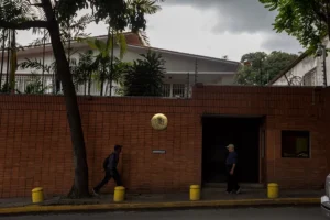 Fachada de sede de la Embajada de España en Venezuela, en una imagen de archivo. EFE/MIGUEL GUTIÉRREZ