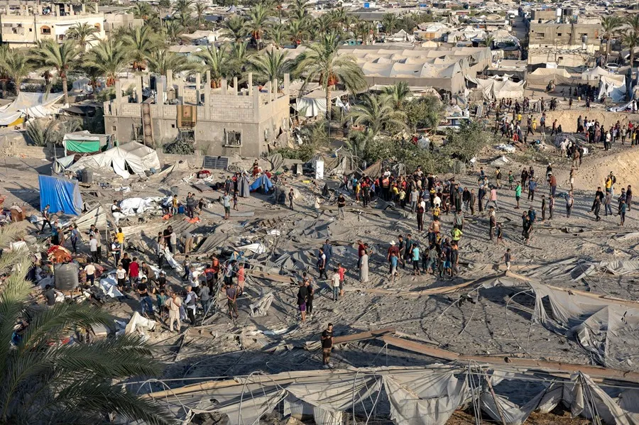 Palestinos buscan a personas desaparecidas bajo los escombros tras un bombaradeo israelí en una zona humanitaria de Al-Mawasi, al oeste de Jan Younis, en el sur de la Franja de Gaza, este 10 de septiembre. EFE/EPA/Haitham Imad