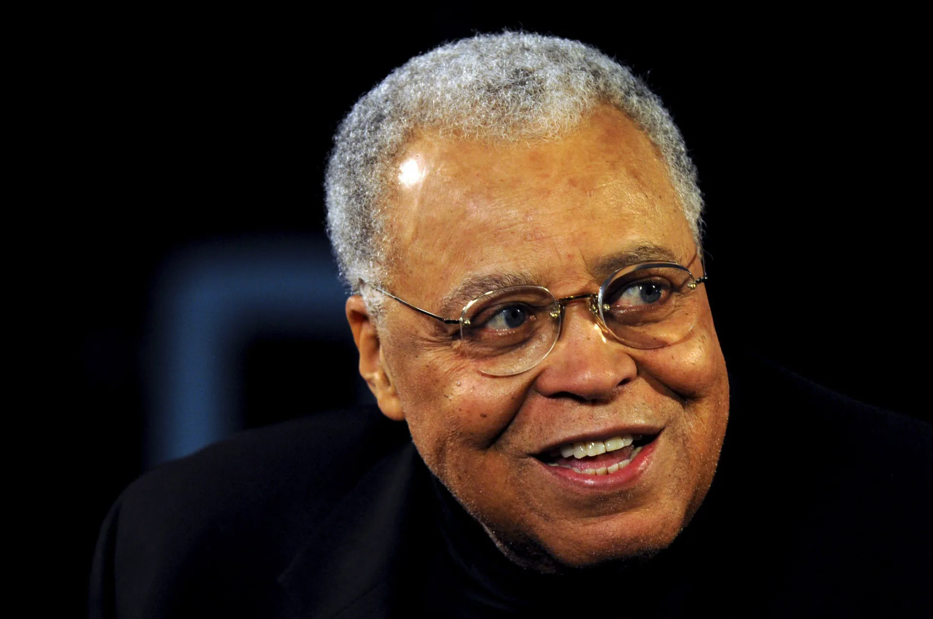 Fotografía de archivo en la que se observa al actor estadounidense James Earl Jones al ser entrevistado en 2009 durante los ensayos para la ceremonia de los Premios del Sindicato de Actores de Pantalla (SAG). EFE/John G. Mabanglo