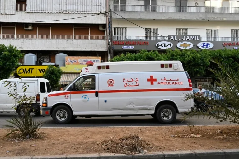 Una ambulancia se dirige hacia uno de los lugares de Beirut donde explotaron buscapersonas, este martes 17 de septiembre. EFE/EPA/Wael Hamzeh