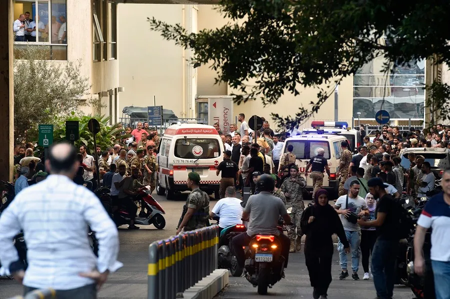 Una ambulancia llega al Centro Médico de la Universidad Americana de Beirut (AUBMC) este martes. EFE/ Wael Hamzeh