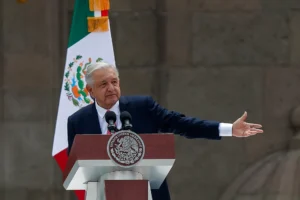 El presidente de México, Andrés Manuel López Obrador, habla durante el sexto Informe de Gobierno este domingo, en el Zócalo en Ciudad de México (México). EFE/ Isaac Esquivel