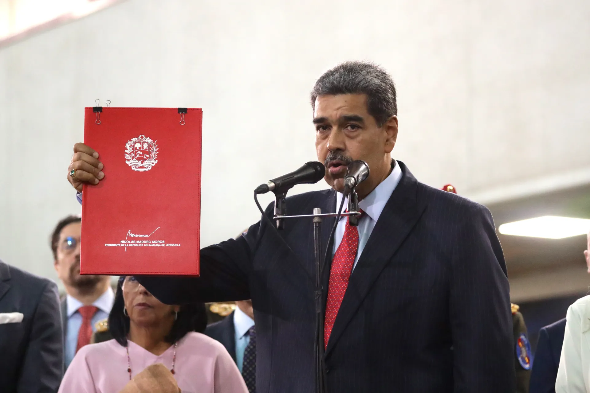 Fotografía de archivo del presidente de Venezuela, Nicolás Maduro, a la salida del Tribunal Supremo de Justicia (TSJ), en Caracas (Venezuela). EFE/ Ronald Peña R.