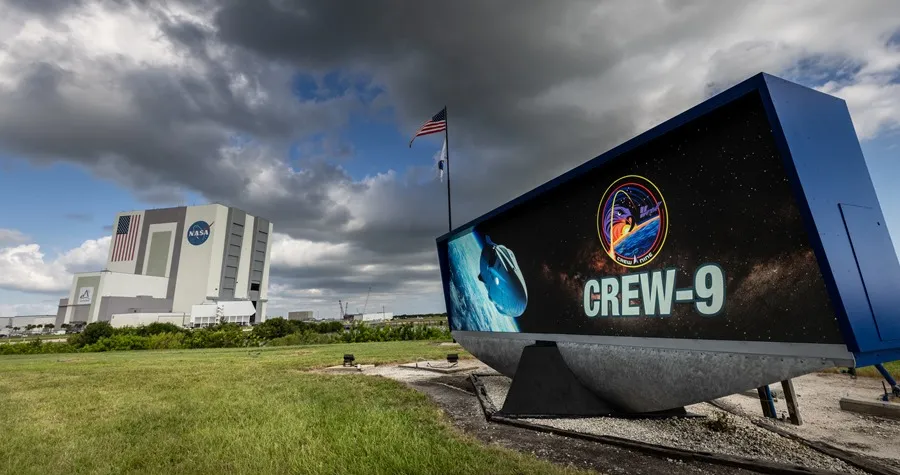 Fotografía cedida por la NASA de la pantalla de la cuenta regresiva de la misión SpaceX Crew-9 puesta en la entrada el Centro de Noticias de la NASA, en el Centro Espacial Kennedy en Florida (Estados Unidos). EFE/ Cory Huston /NASA/