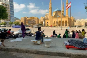 Cientos de vecinos de los suburbios meridionales de Beirut permanecen acampados en las calles de la capital libanesa. EFE/Carles Grau Sivera