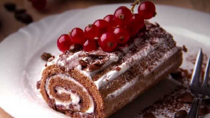 Brazo de gitano de chocolate con cerezas