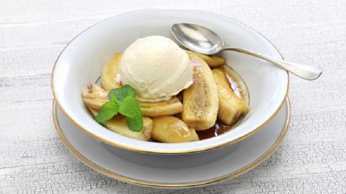 Cambur flameado con helado de vainilla