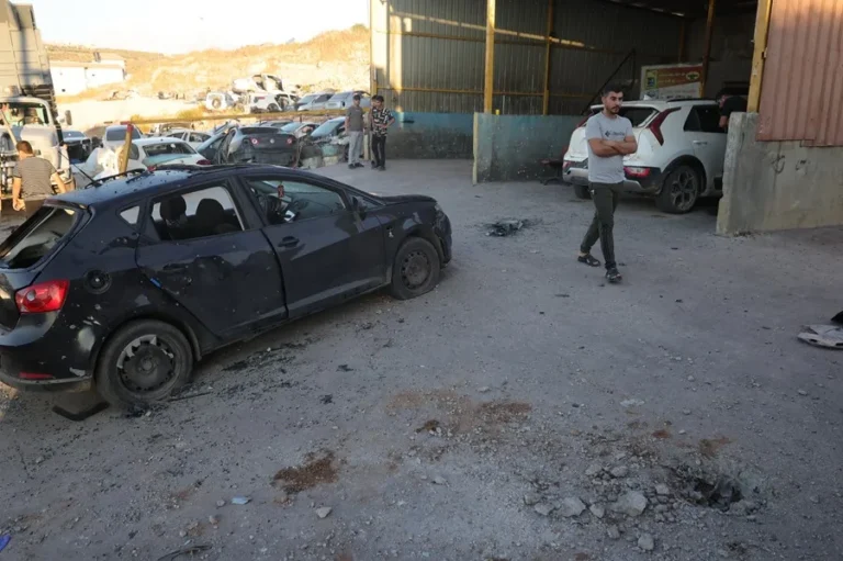 Los palestinos inspeccionan automóviles dañados después de un ataque aéreo militar israelí, en la ciudad de Tubas. EFE/EPA/Alaa Badarneh