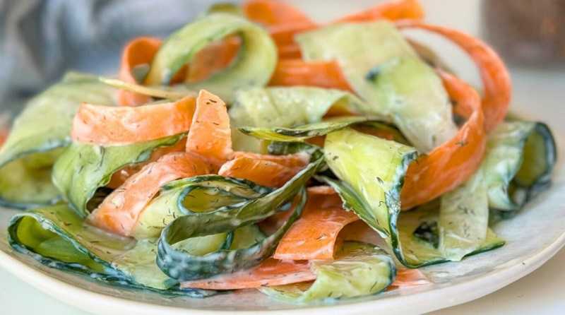 Cintas de zanahoria y pepino con yogur