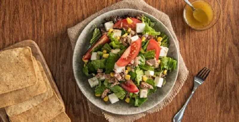 Ensalada de espinacas con quinoa y atún para una rica cena