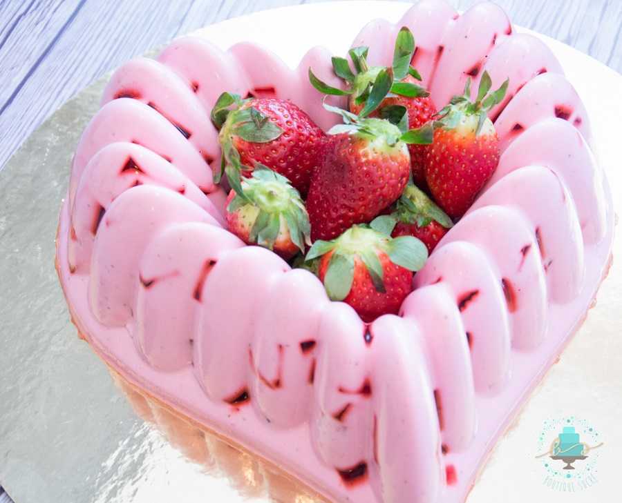 Gelatina de fresas con queso: rico postre para después de cenar