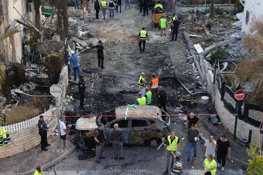 Equipos de emergencia israelíes trabajan en el lugar de un ataque con misiles contra un barrio residencial en Kiryat Bialik, al norte de Israel. EFE/EPA/Abir Sultan