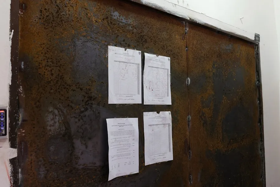 Una orden de cierre del ejército israelí cuelga en la entrada principal de la oficina de Al Jazeera en la ciudad cisjordana de Ramallah. EFE/EPA/Alaa Badarneh