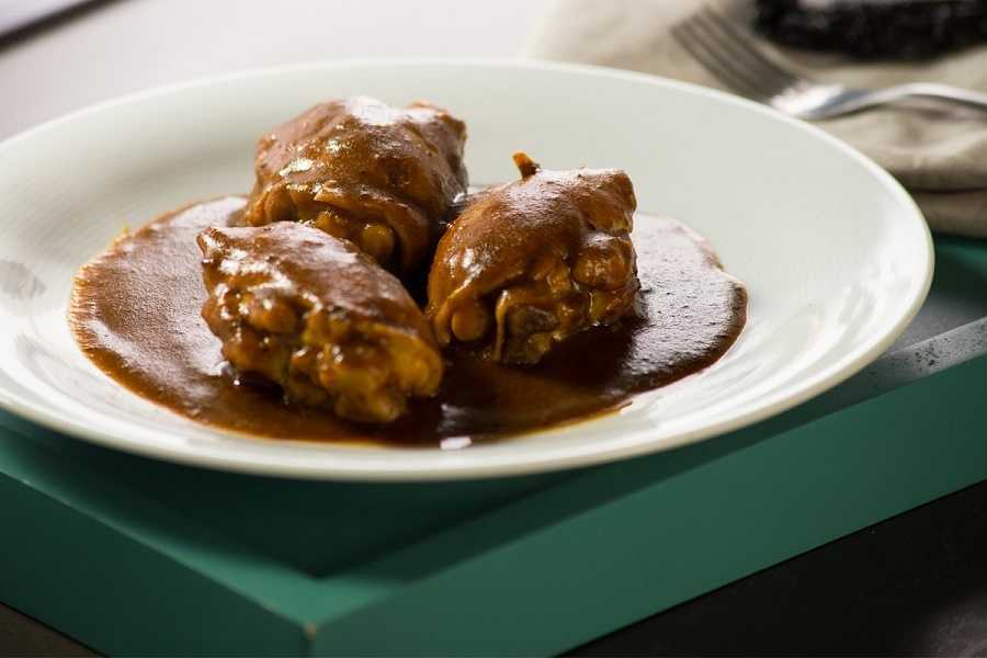 Pollo en chile pasilla con champiñones: así se prepara