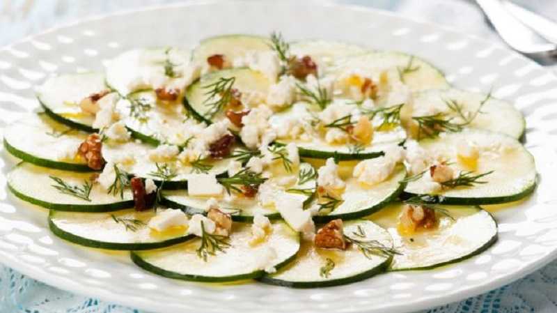 Carpaccio de calabacín con almendras: así se prepara esta receta