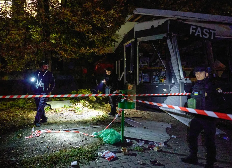 Agentes de policía ucranianos trabajan en el lugar de un bombardeo en Kharkiv, Ucrania. EFE/EPA/Sergey Kozlov