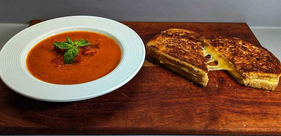 Sopa de tomate con pimiento rojo asado: rico plato para tu cena