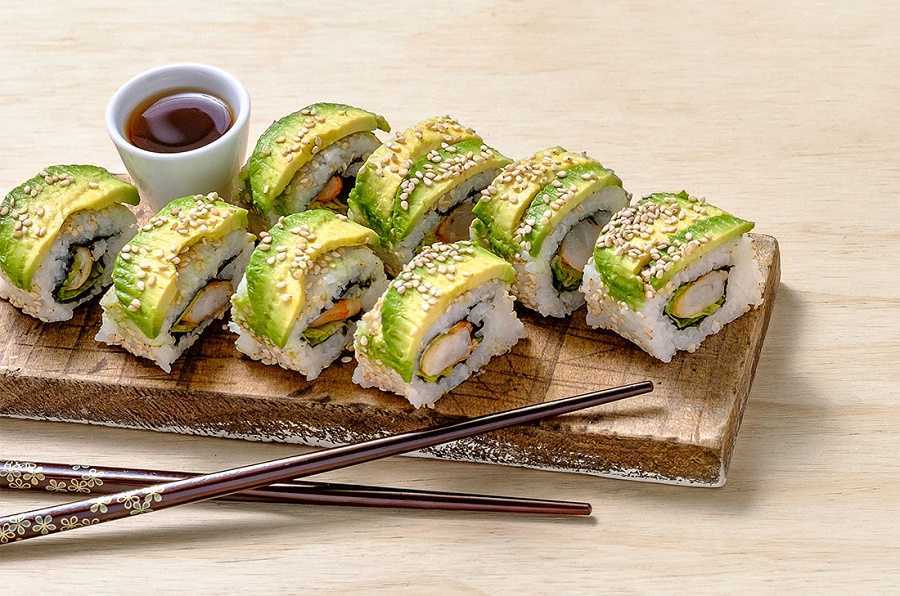 Sushi de aguacate y mango en salsa de jengibre: así se prepara