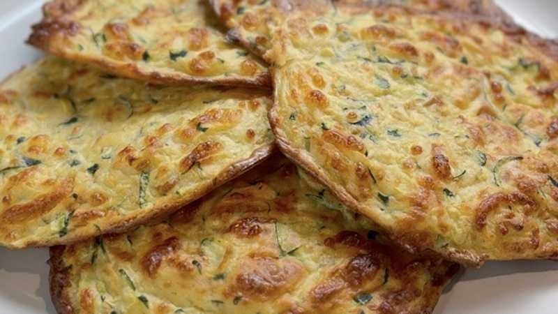 Tortitas de calabacín con mozzarella: sabrosas para tu cena ligera