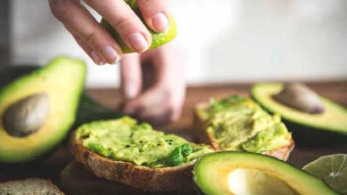 Tostadas de pan integral con aguacate