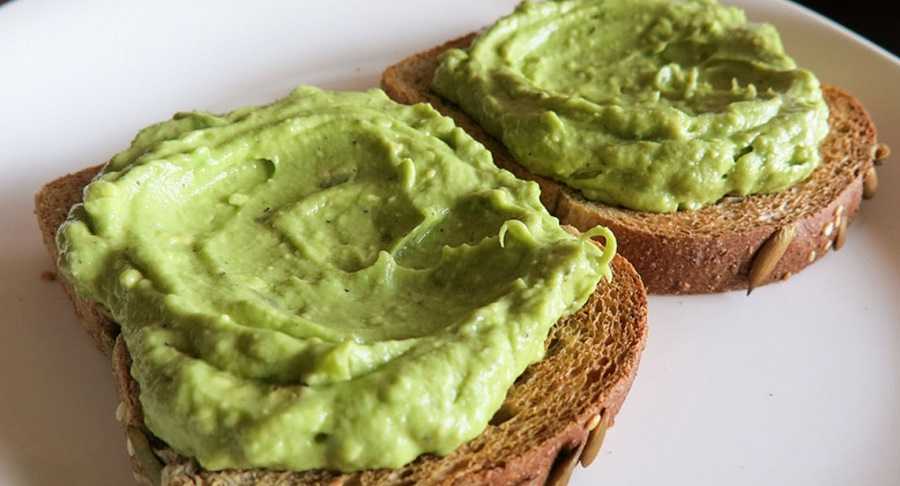 Tostadas de pan integral con aguacate: así se preparan