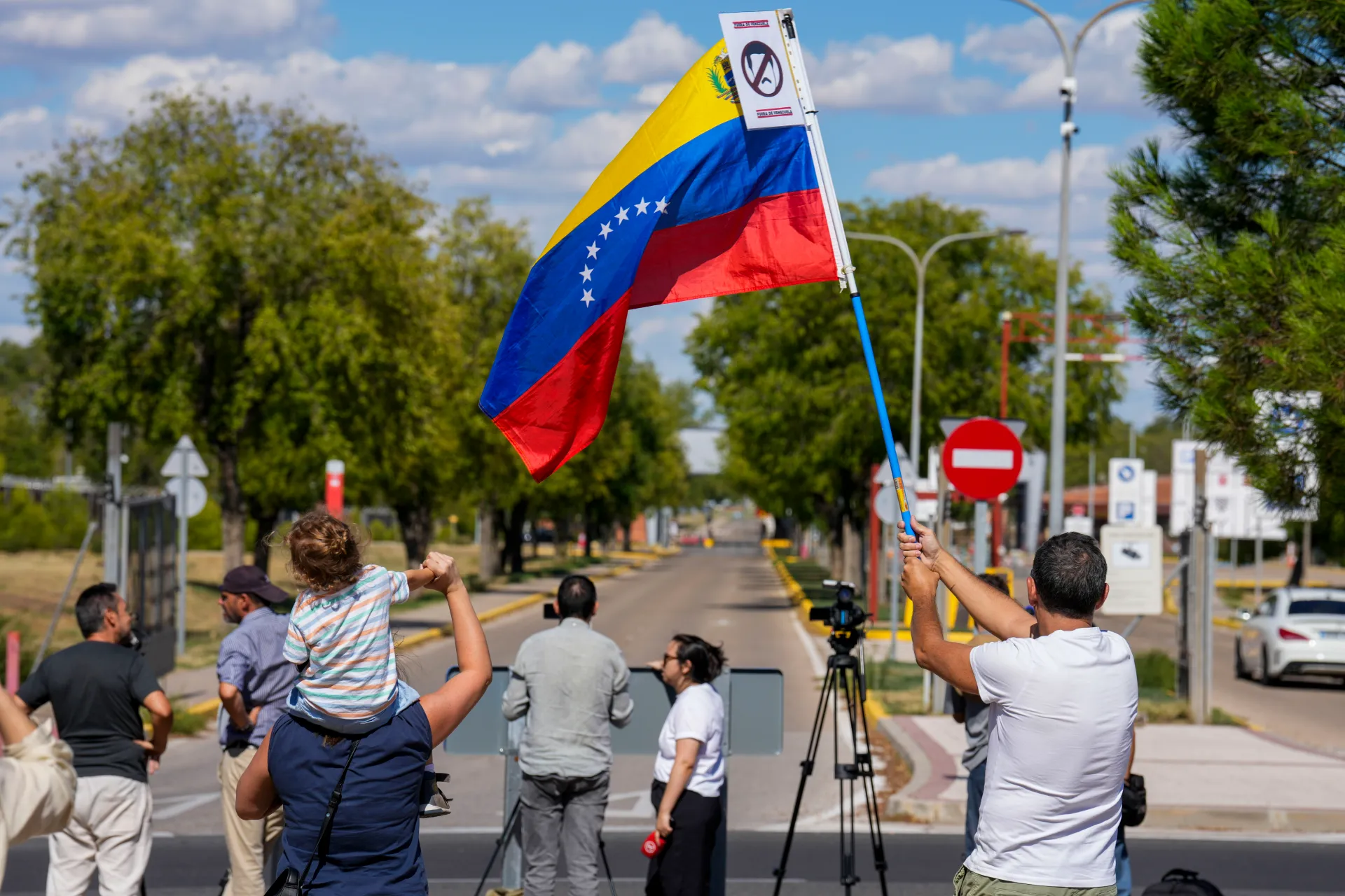 Simpatizantes del excandidato opositor a la Presidencia de Venezuela, Edmundo González Urrutia, en la puerta de la base aérea de Torrejón de Ardoz (Madrid). EFE/ Borja Sánchez-trillo