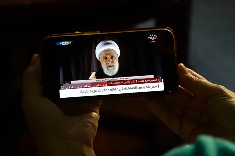 Una persona observa en su teléfono móvil un discurso del jeque Naim Qassem, líder adjunto de Hezbolá, transmitido por el canal de televisión al-Manar de Hezbolá, en Beirut, Líbano, el 8 de octubre de 2024. EFE/EPA/Wael Hamzeh