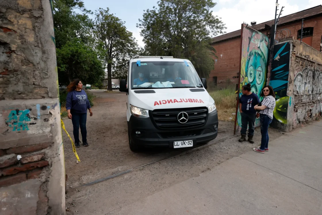 Personal de salud y ambulancias llegan hasta el liceo estudiantil Internado Nacional Barros Arana (INBA), en Santiago (Chile). EFE/ Elvis González