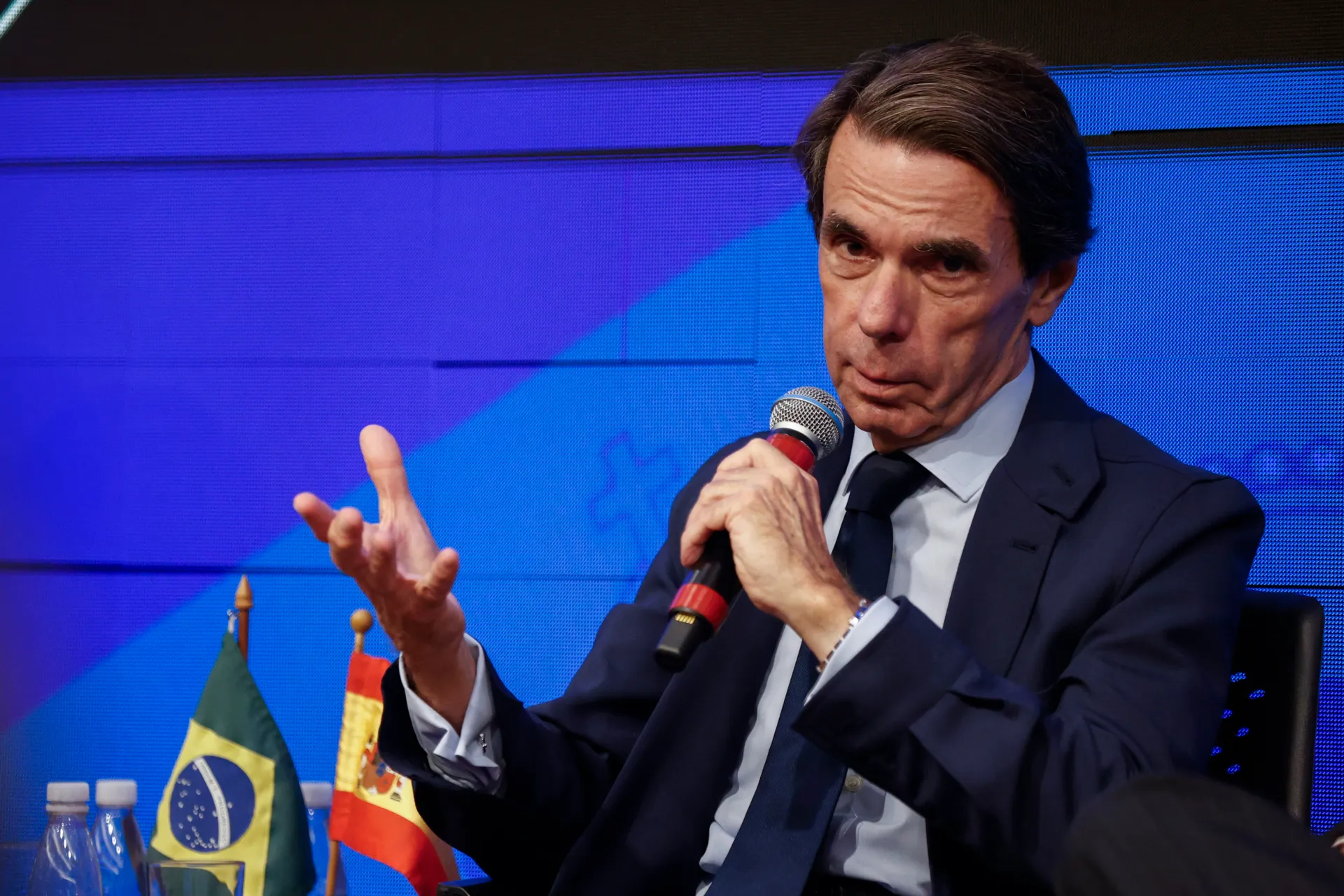 El expresidente del Gobierno español, José María Aznar habla durante una conferencia en la Asociación Comercial de São (Brasil). EFE/Sebastiao Moreira