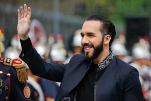 El presidente de El Salvador, Nayib Bukele asiste a un acto de ofrenda floral en el monumento del Libertador General José de San Martín este lunes, en Buenos Aires (Argentina). EFE/Juan Ignacio Roncoroni