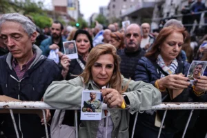 Una mujer sostiene una fotografía durante una manifestación en apoyo a Israel en Buenos Aires (Argentina). EFE/Juan Ignacio Roncoroni