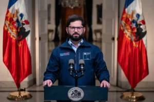 Fotografía cedida por presidencia de Chile, del mandatario de chileno, Gabriel Boric, durante una intervención por la cadena nacional este lunes en el palacio de La Moneda, en Santiago (Chile). EFE/Presidencia de Chile