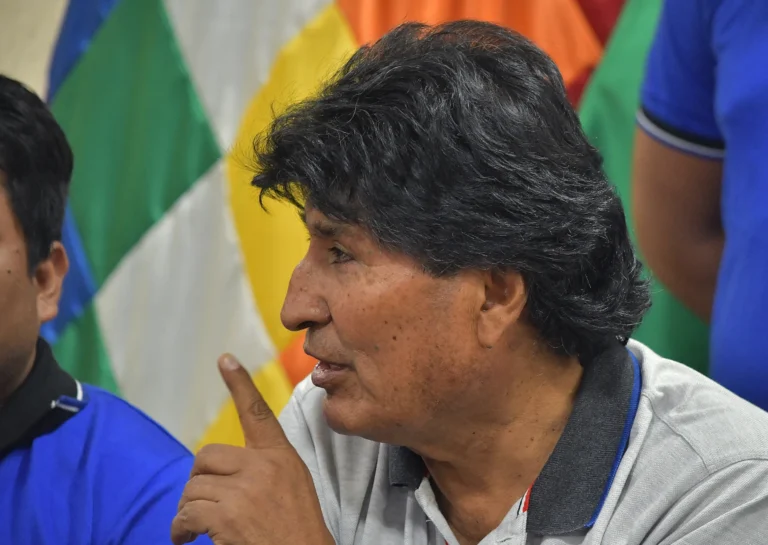 El expresidente Evo Morales (2006-2016) muestra unos documentos durante una rueda de prensa este martes, en Cochabamba (Bolivia). EFE/Jorge Ábrego
