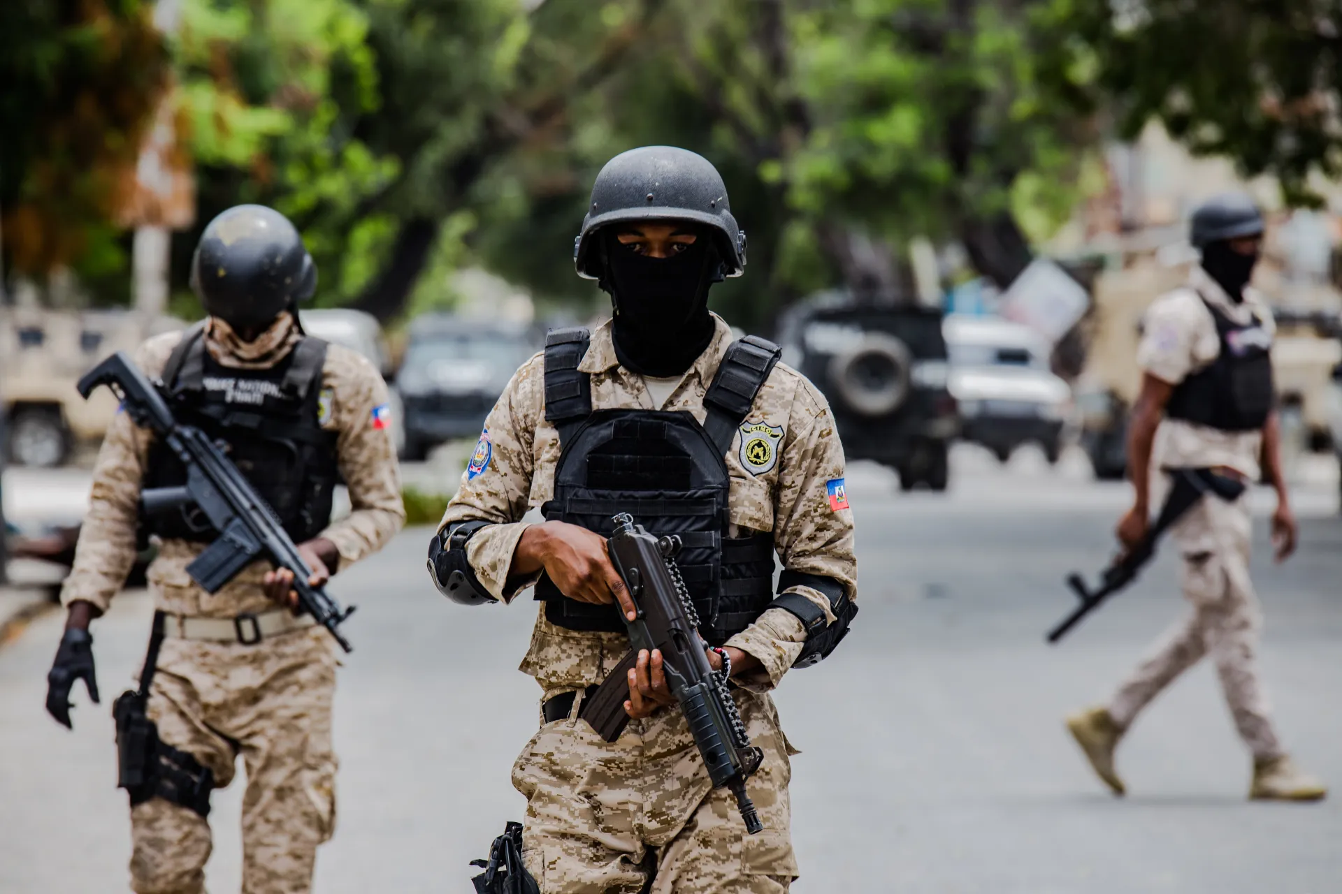 Fotografía de archivo de junio de 2024 en la que se observa a policías haitianos añl vigilar luego de un ataque al primer ministro Garry Conille en Puerto Príncipe (Haití). EFE/Mentor David Lorens