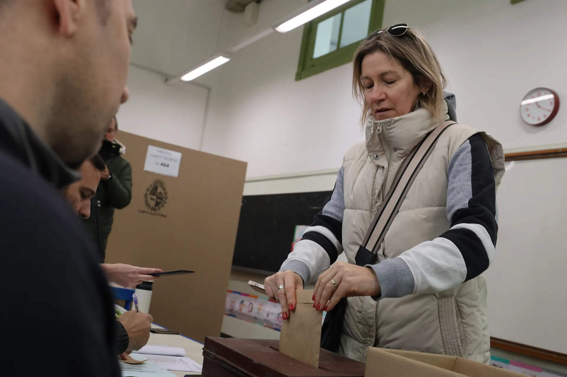 Fotografía de archivo de una mujer votando en Montevideo (Uruguay). EFE/Armando Sartorotti