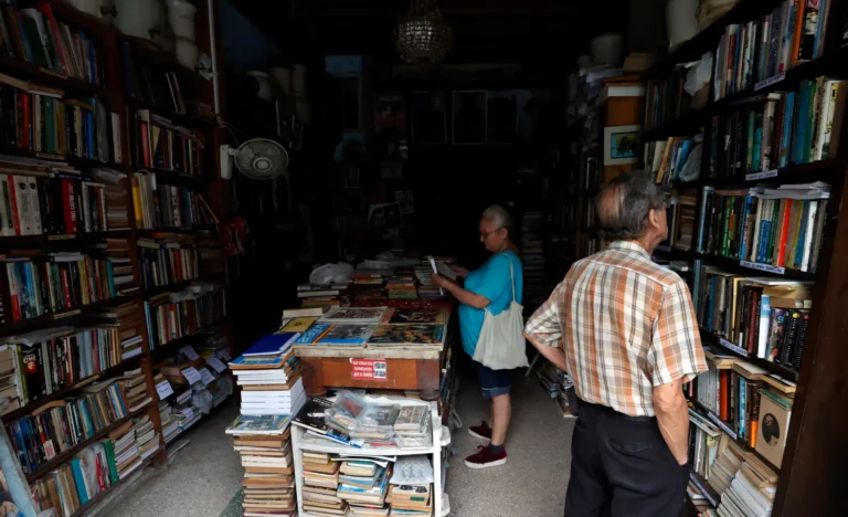 Personas al interior de una librería sin electricidad en La Habana (Cuba). EFE/Ernesto Mastrascusa